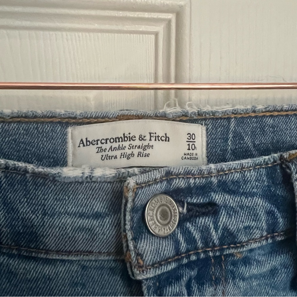 Abercrombie Ultra High Rise Ankle Straight Size 30/10